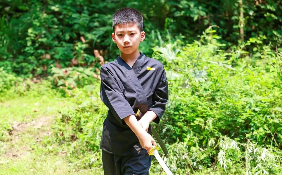 14岁康康接妈妈下班，身材高大“长相帅气”，妥妥的帅哥一枚