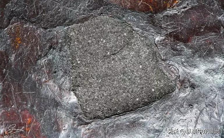 麦加天房黑石是陨石吗,麦加天房里的陨石特写