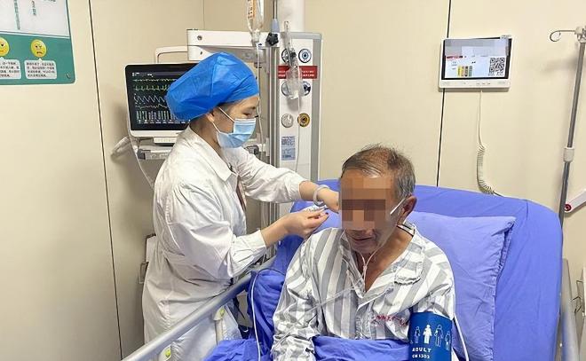 广西村民山上被眼镜王蛇咬死人,老汉被眼镜王蛇咬伤