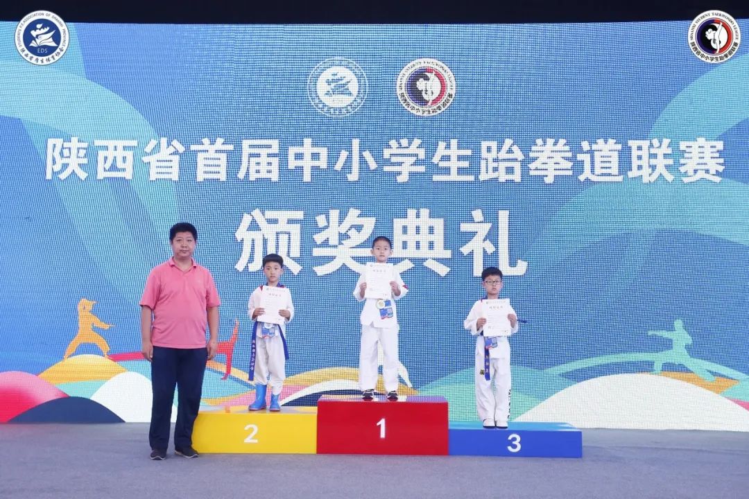 跆拳道小孩夺冠喜报,跆拳道馆比赛获奖喜报模板