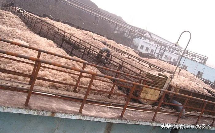 曝气池黑色泡沫怎么解决,曝气池泡沫颜色不同的原因