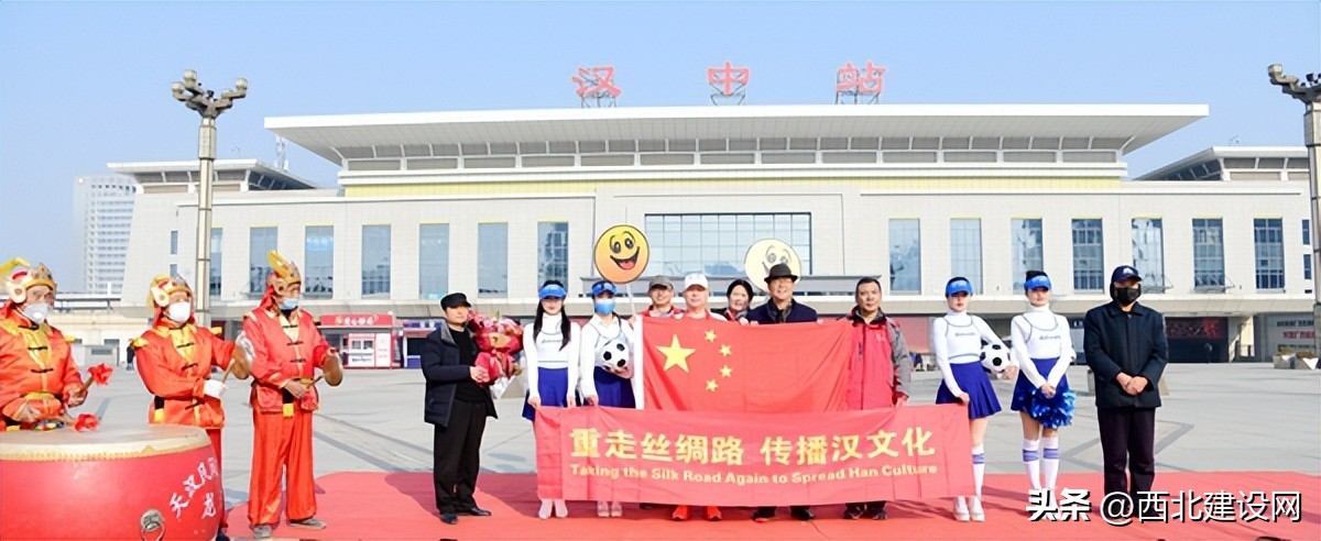 汉文化传播者“球迷王子汉中李强”从卡塔尔世界杯现场顺利回家