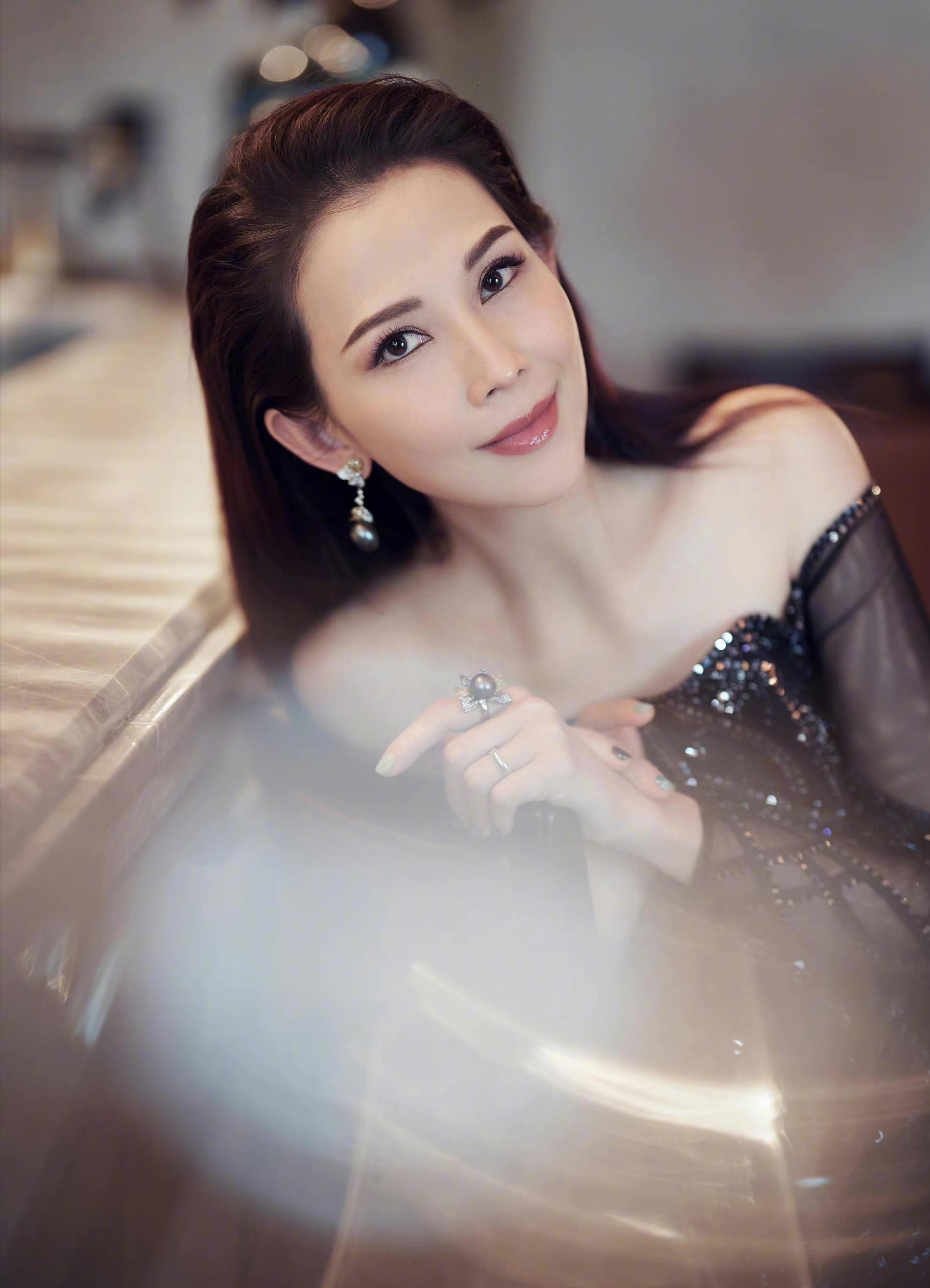 蔡少芬以前跟刘銮雄一起了几年,史上最惨的港姐是谁