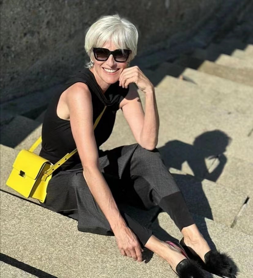 50岁中年妇女大圆脸适合什么发型,50岁妈妈发型17款中长发怎么扎