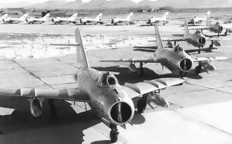 1956年女大学生错过烈士陵园开放时间，哭求大爷：让我进去见见他