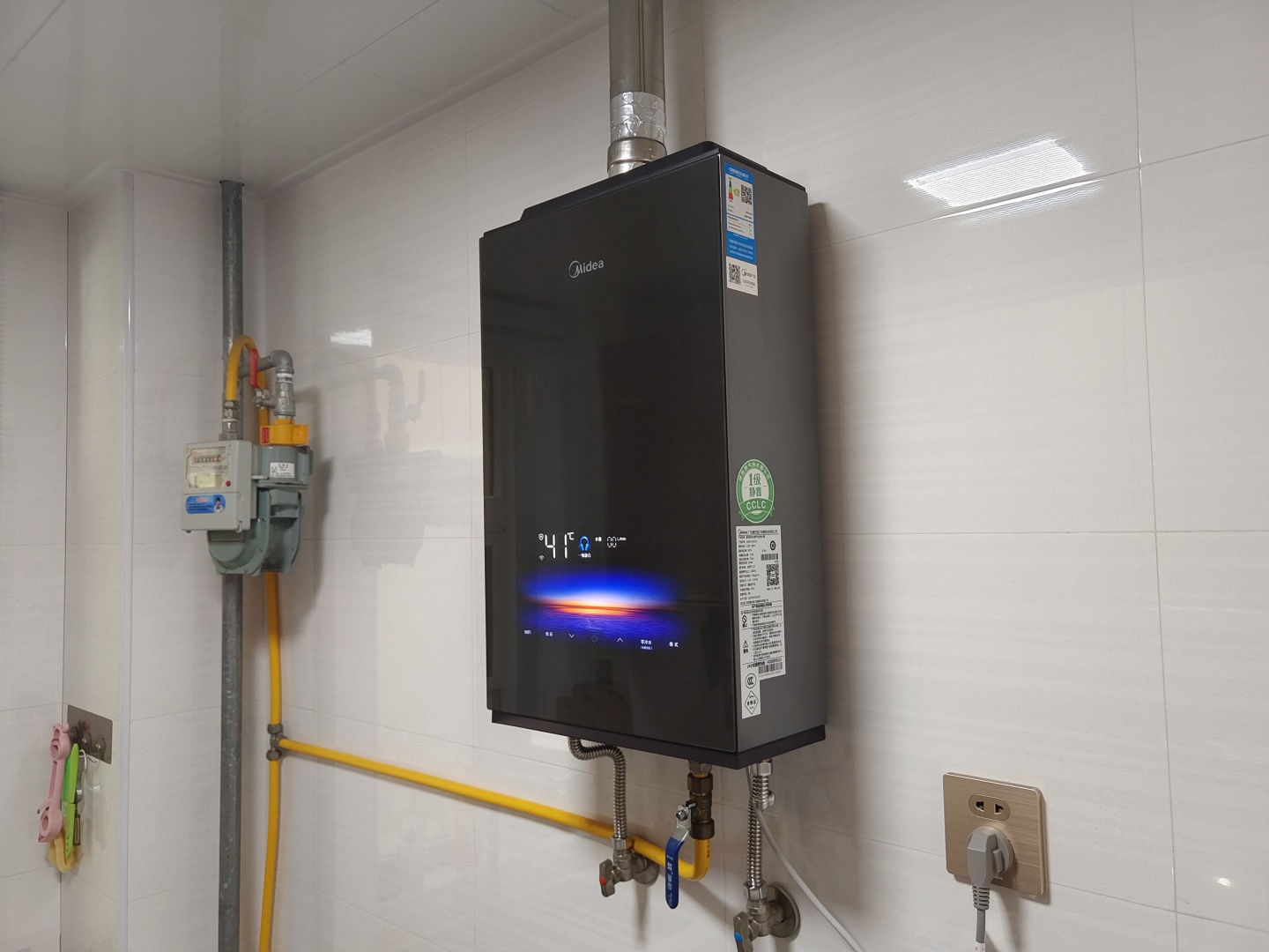 风能热水器与太阳能热水器哪个好,太阳能热水器电热水器燃气热水器