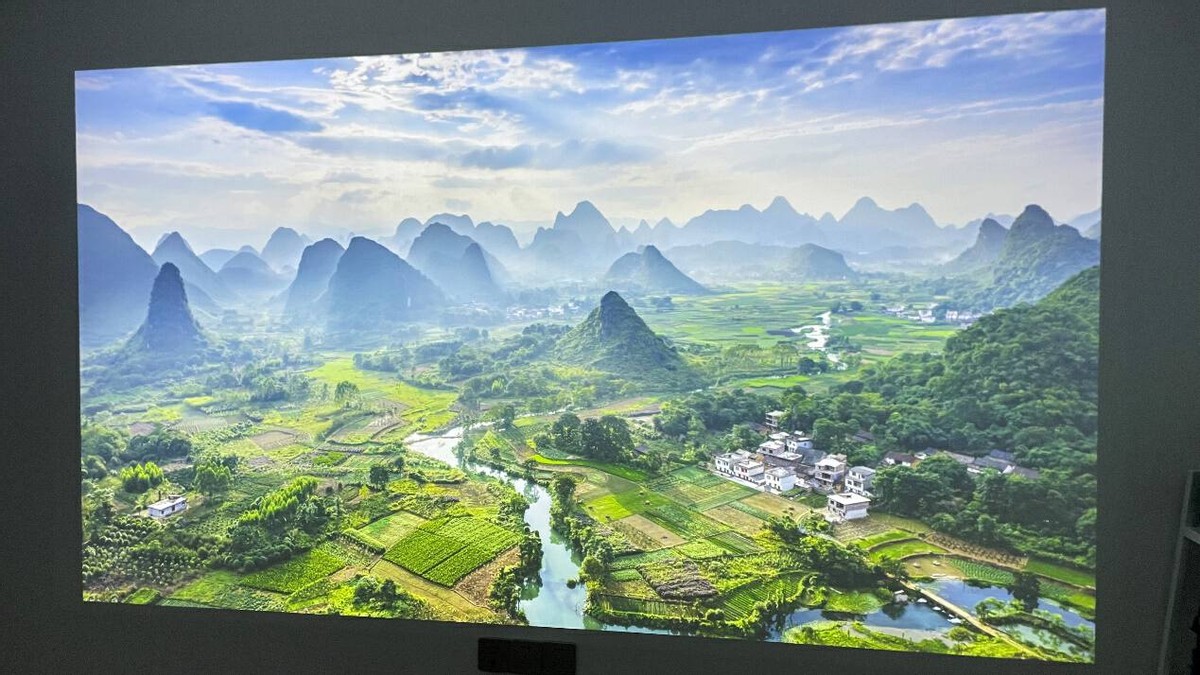 有它，挤啥电影院？AOCL1智能投影实测：2500ANSI流明+帝瓦雷调音