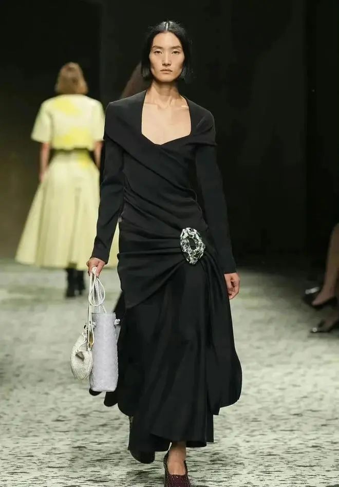 刘雯时隔三年重返时装周首秀,2003后女明星