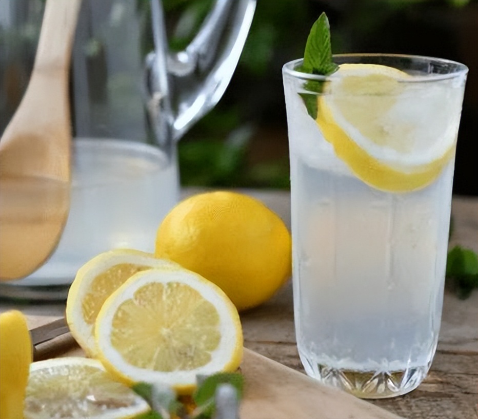 柠檬泡水喝的两大禁忌,柠檬泡水喝的禁忌和副作用