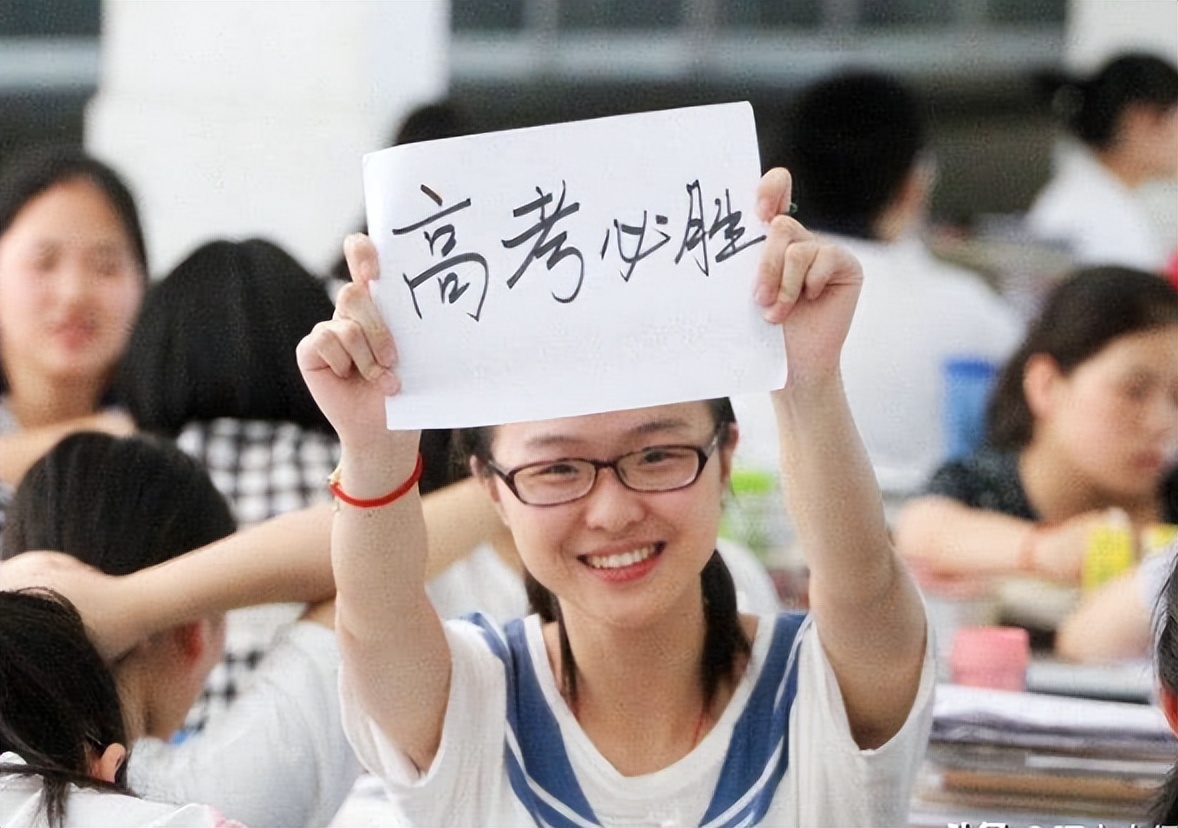 高考分数出学生看到后喜极而泣,高考生查成绩一看200多分反应亮了