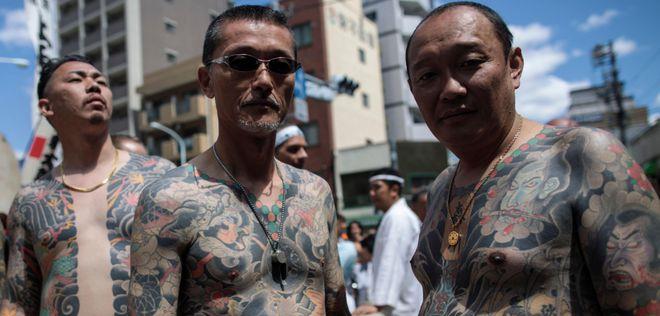 黑白两重天:球场狂欢,牢狱徘徊