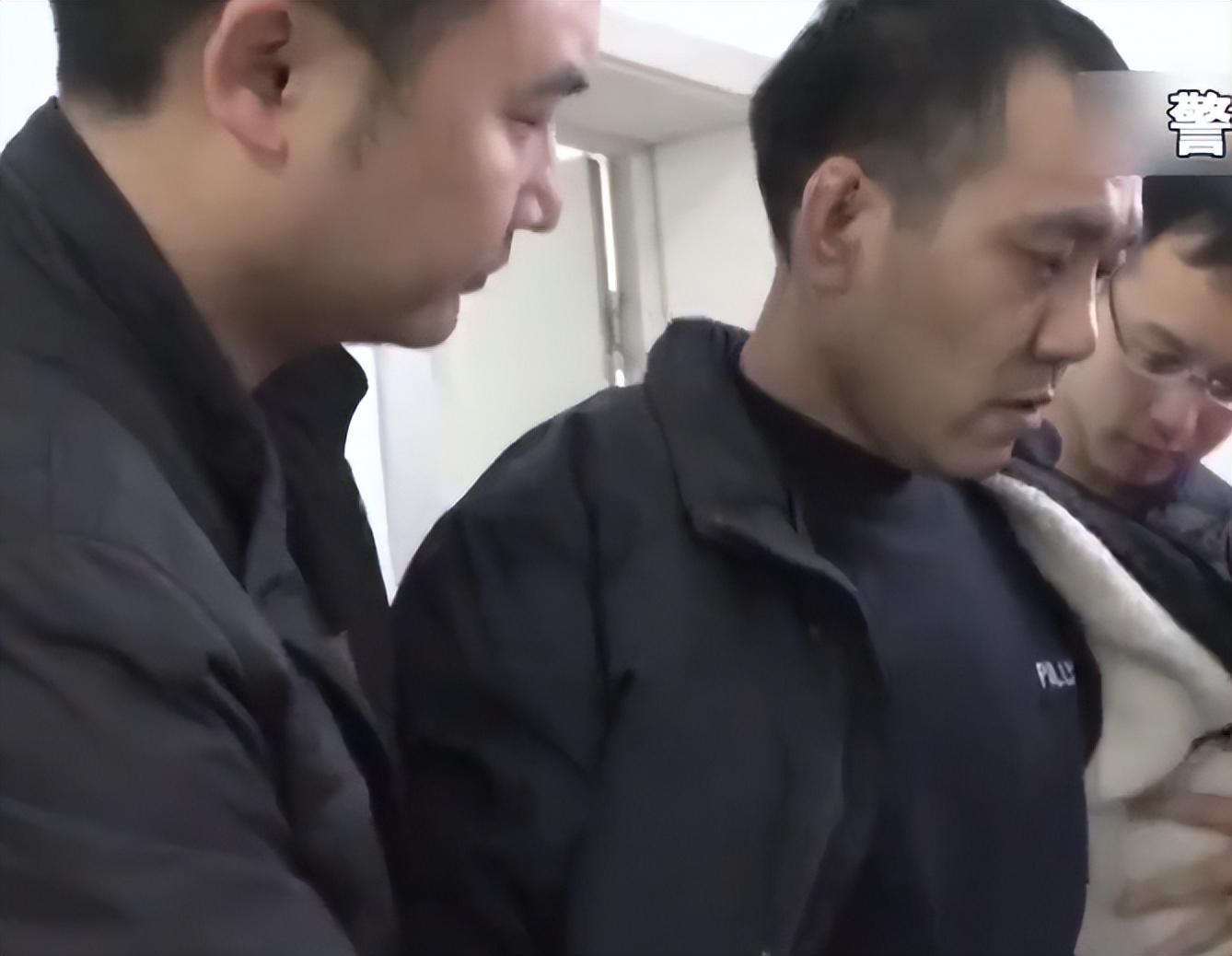 男子沉迷彩票一天好几万中奖不领,神秘男子一天买几万彩票中了不领