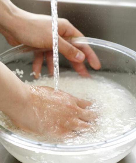 洗米水没有变乳白色,洗米洗出的水特别浑浊