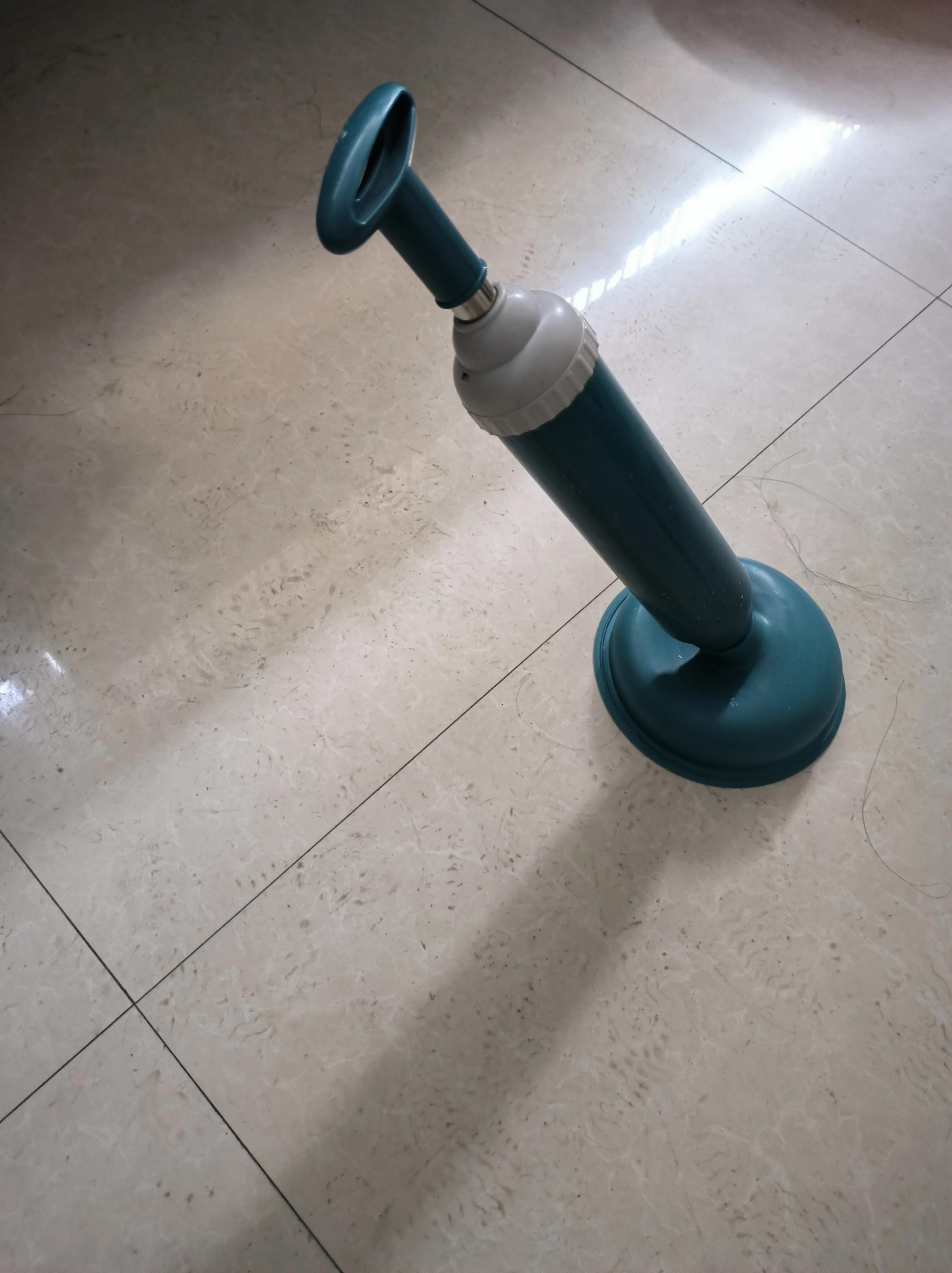 虹吸式马桶经常堵塞怎么疏通最快,马桶掉入硬物堵塞严重疏通小窍门