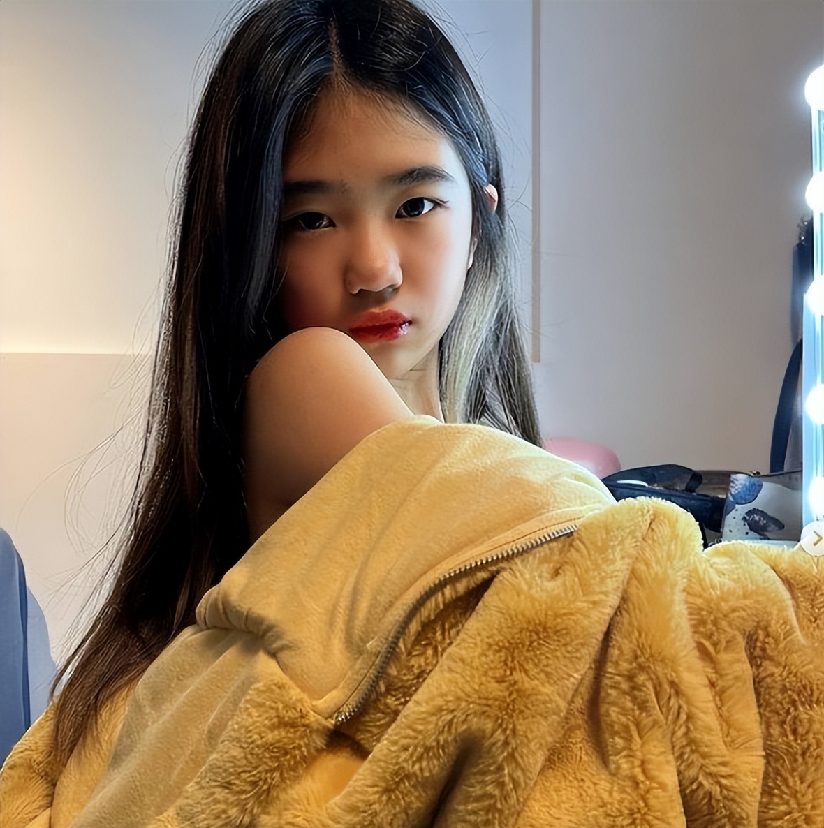 曹格晒旧图为女儿庆生,曹格女儿露脐装图片