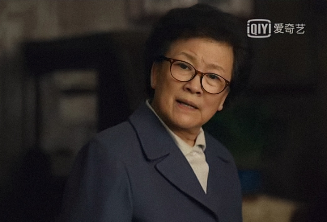 气场不对别硬演“女干部”，2部热播剧5位女演员一比较，差距不小