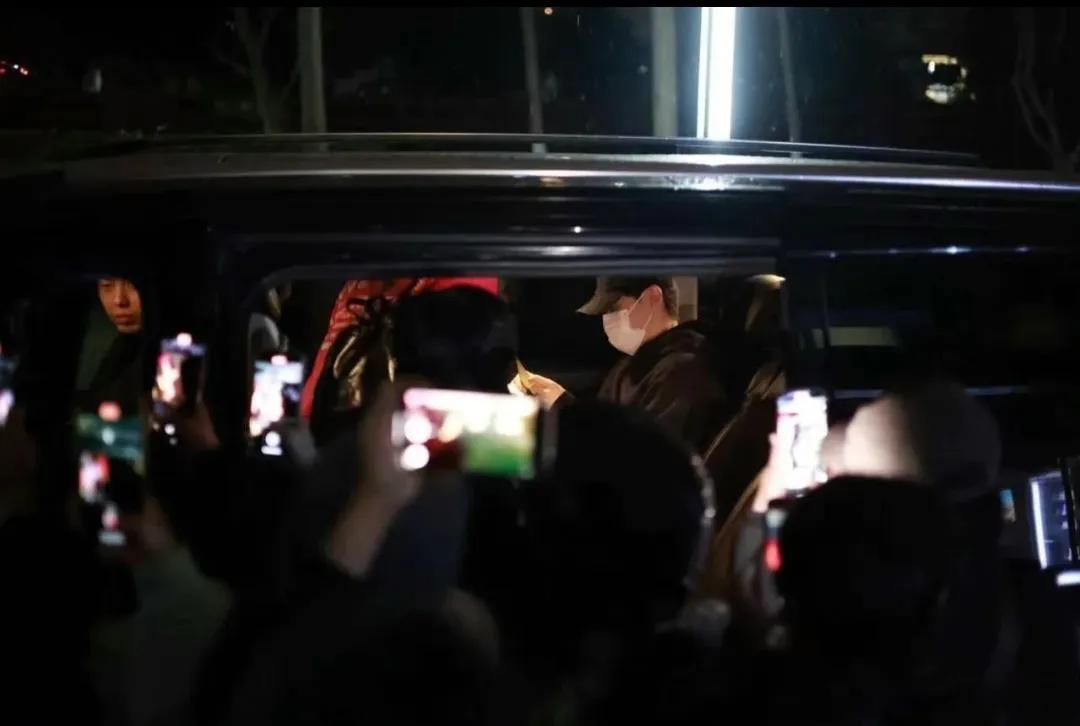 邓伦现状罕见曝光！留起胡子略显沧桑，粉丝围观人气高