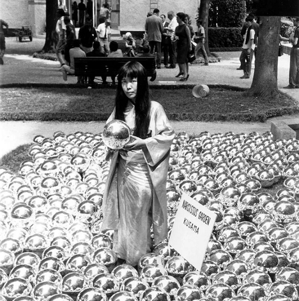 在美国组织全裸行为艺术被捕，日本丑闻女王如何逆袭为最贵女画家