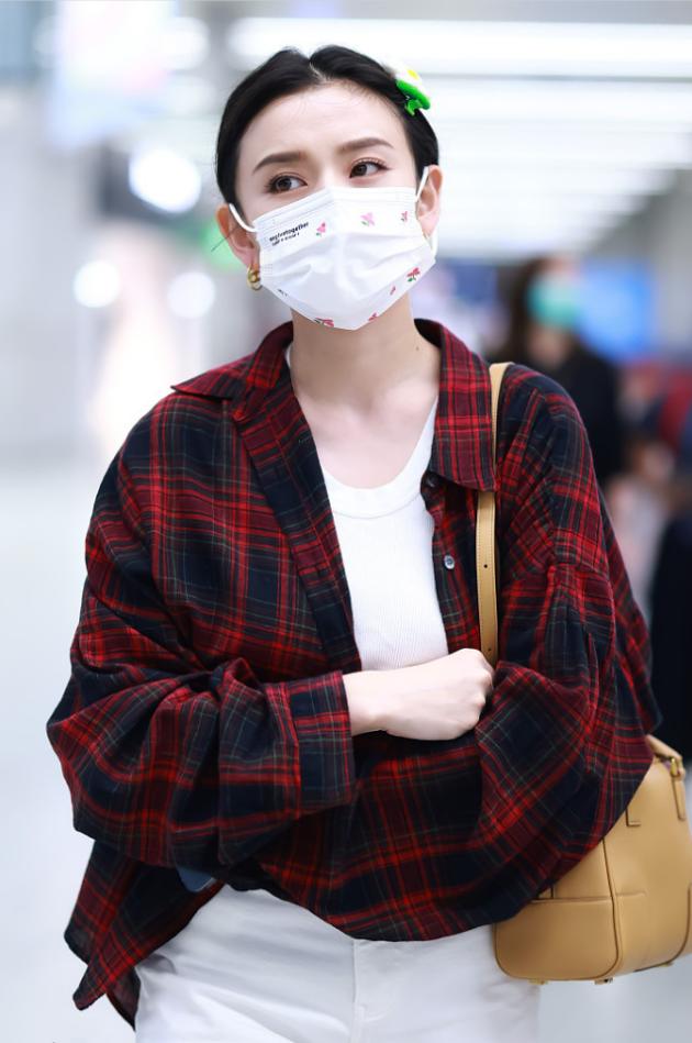 宋祖儿戴老年发夹,宋祖儿黑色长裙亮相长发长发夹