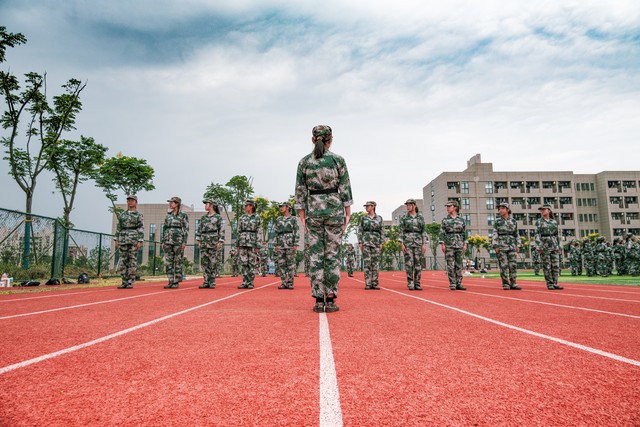 拖拉机前美女在地下趴着路沟里挎子翻了团长正往外爬。发生什么了