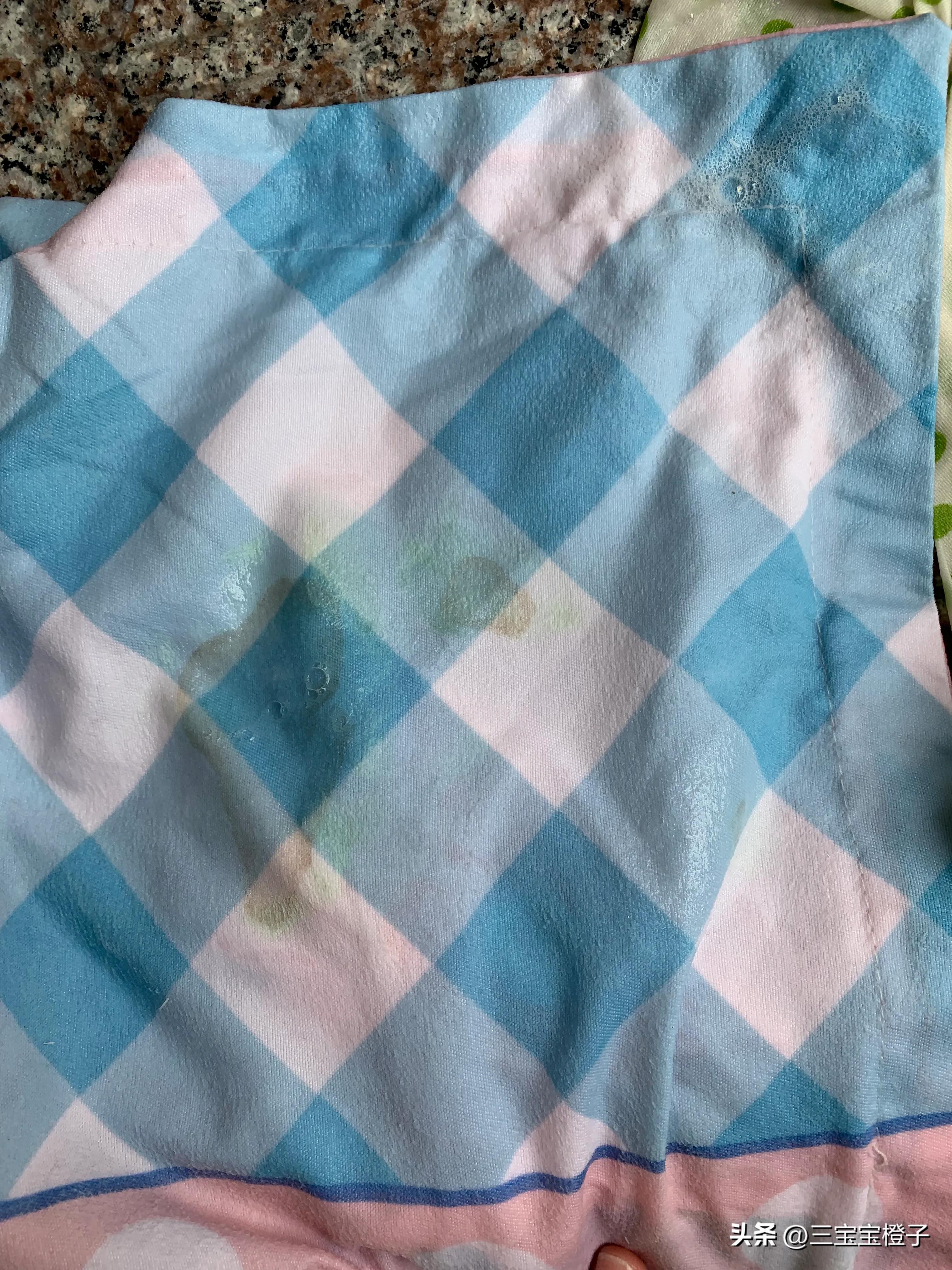 衣服上的血渍用什么最容易洗干净,白衣服有血渍怎么洗才能洗干净