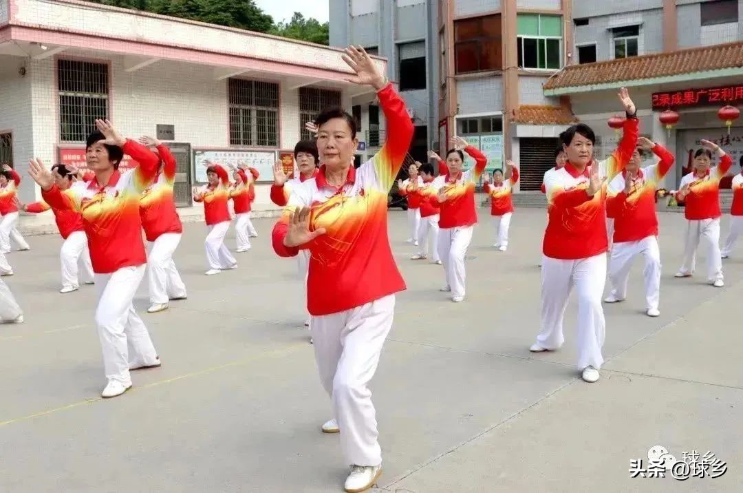 全民健身日太极进社区,健康服务进社区免费体检暖人心