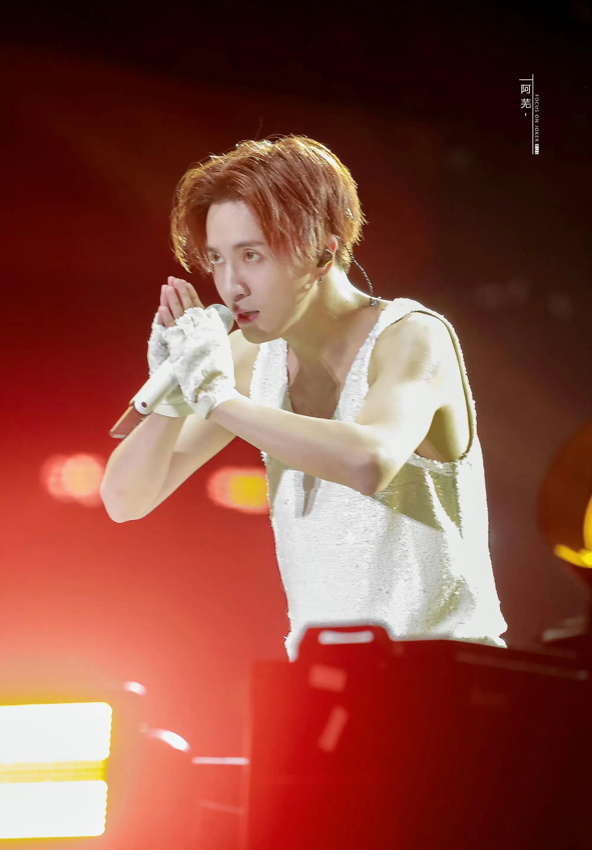 薛之谦巡演唱到一半被伴舞撞,薛之谦唱到一半被伴舞撞飞了观众