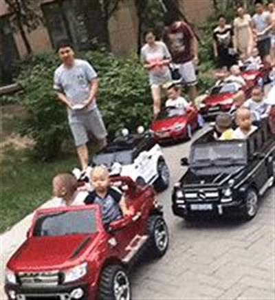 老弟儿!你的衣服可真够任性的,还好你不认识中文,尴尬死了!