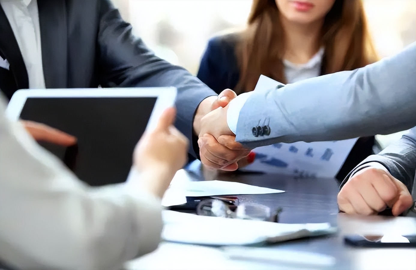 美女老板俞优静：卷走1.5亿逃往非洲，只因弟弟嗜赌如命？终覆灭