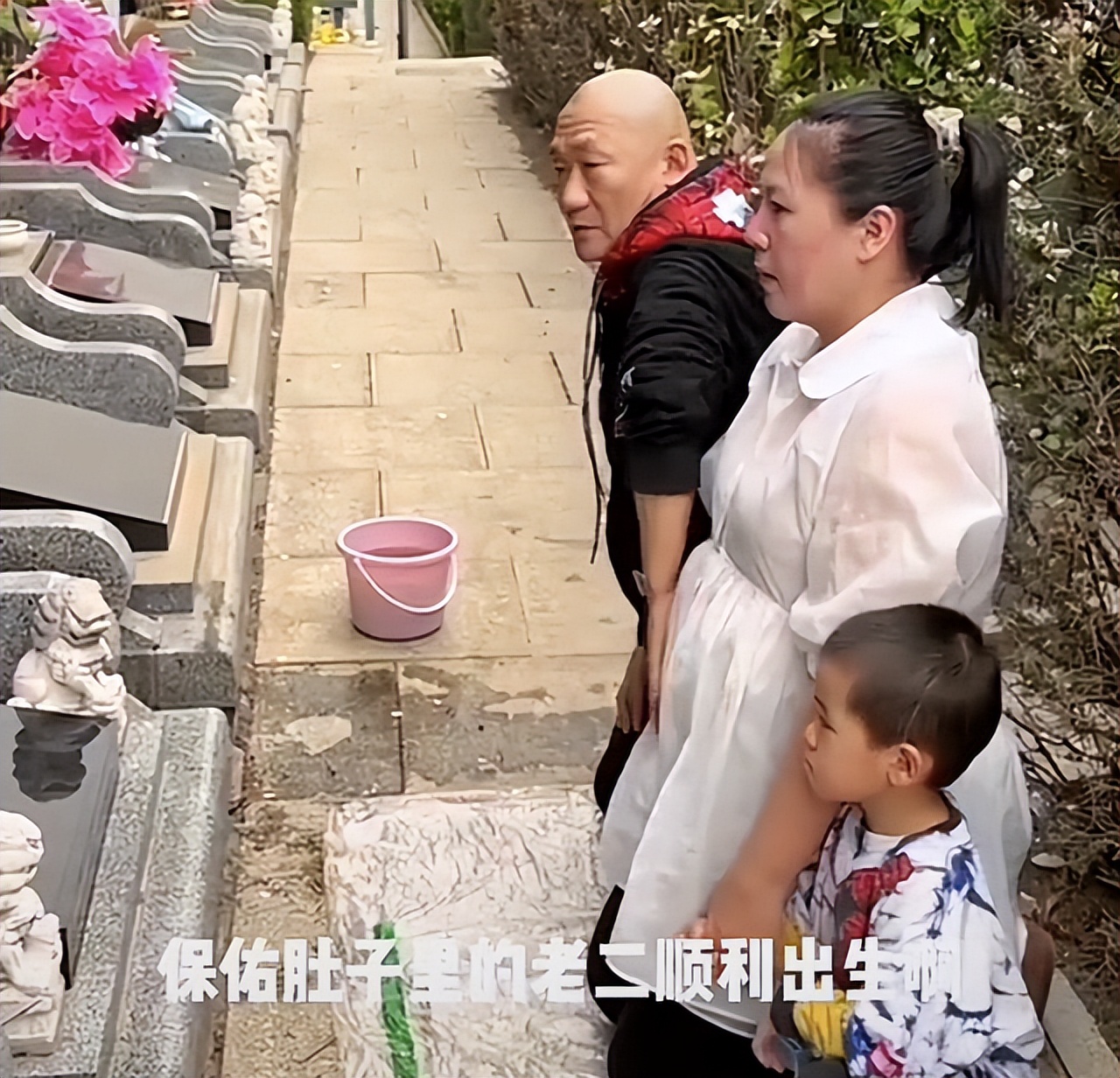 60岁谢东携孕妻上坟引争议,谢东晒全家游玩照