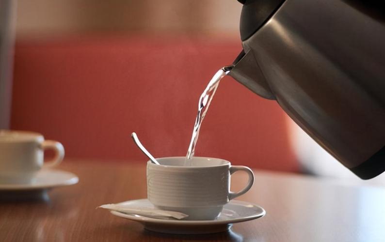 每天喝电热水壶烧的水有危害吗,天天喝电热水壶烧的水有没有危害