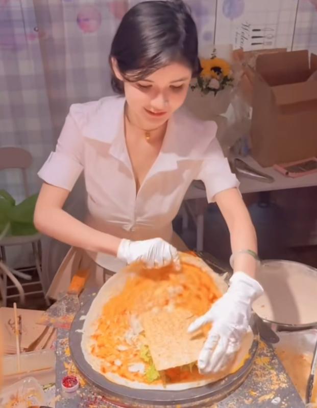 狗头萝莉煎饼摊现状,狗头萝莉卖煎饼在哪里摆摊