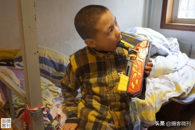 狠心奶奶咬断孙子手指,奶奶忍心咬下孙子手指