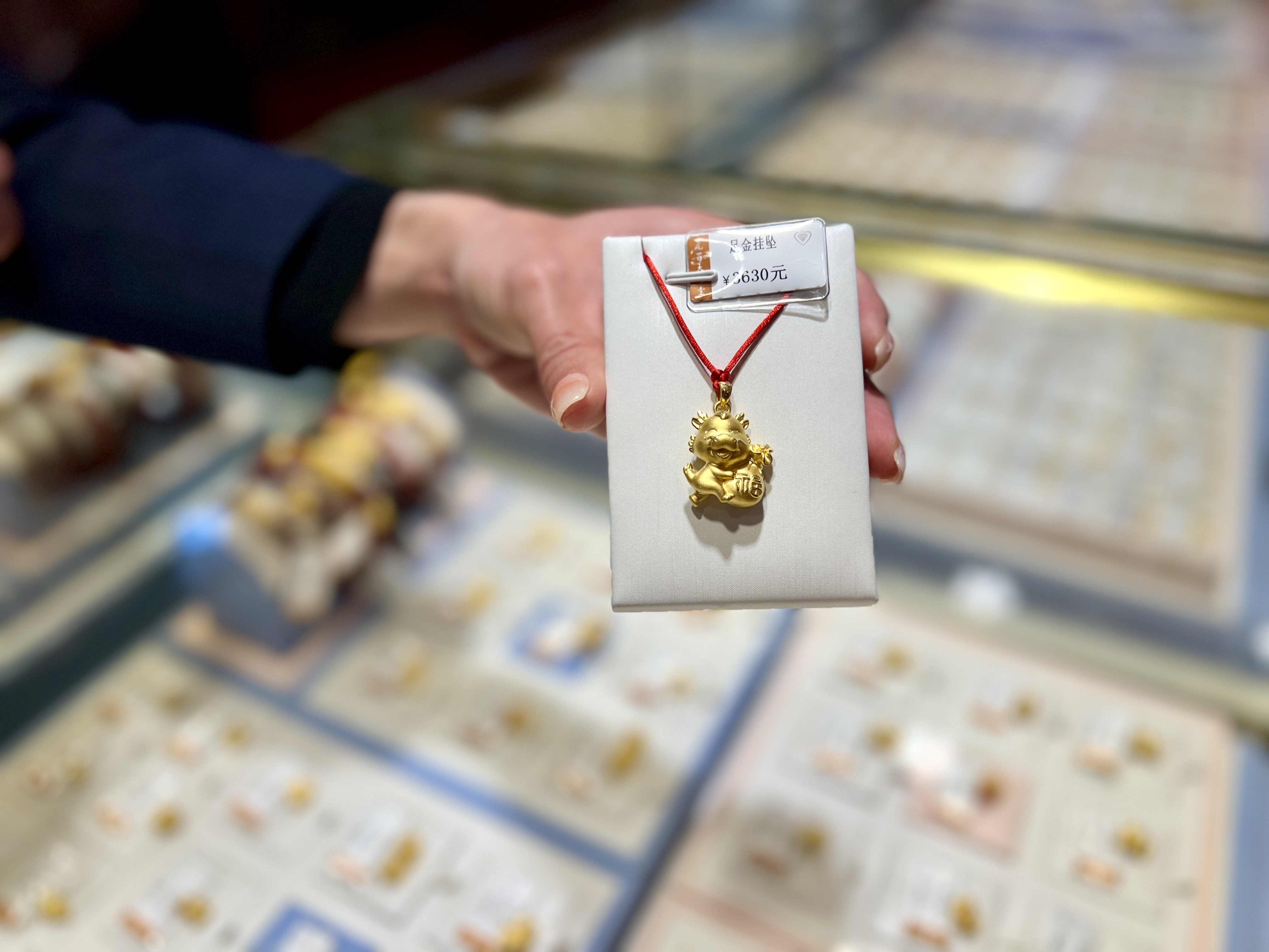 三八节“她经济”|昆百大珠宝放大招，情侣对戒买一赠一