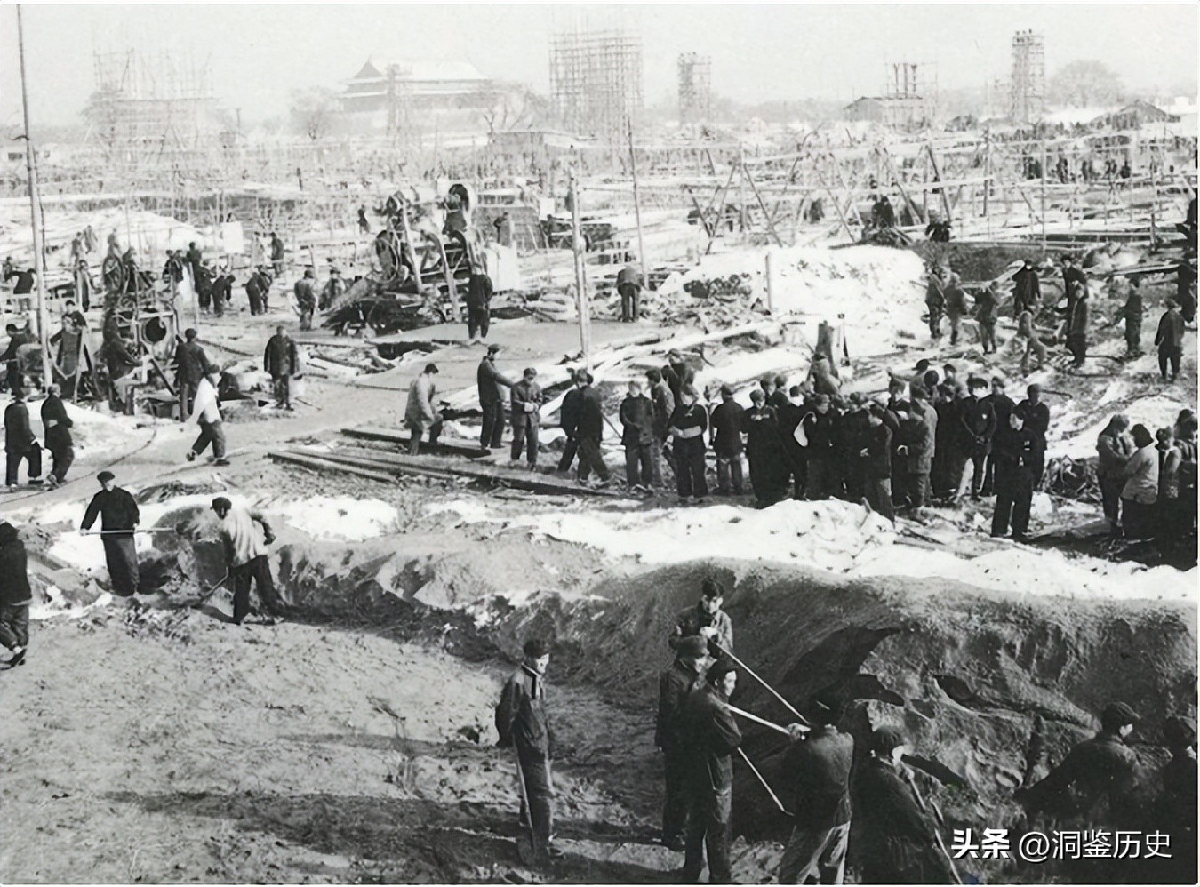 59年人民大会堂落成，毛主席视察时指着天花板笑问：这是谁的主意