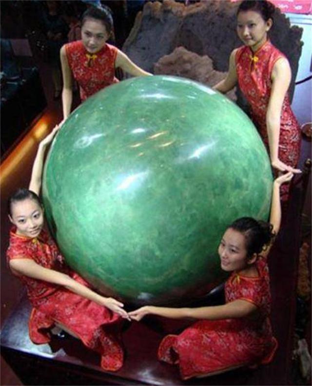 世界上最大的夜明珠怎么成路灯了,男子挖到6吨夜明珠