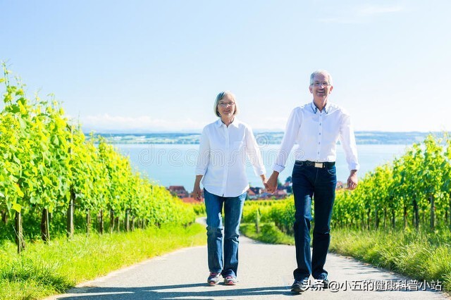 人老腿先衰8个表现预示你已衰老,人老腿先老的三种表现