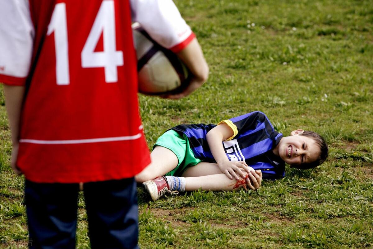 孩子踢足球吃苦受累的感受,孩子踢了两年球进步不大