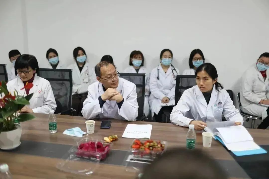 2月8、9日，重医儿院院长李秋率队到宜宾一医院开展免费诊疗活动