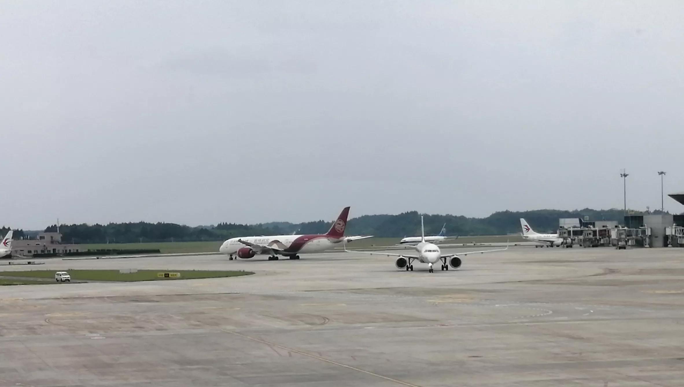 第一次坐飞机要注意什么搞笑版,第一次坐飞机到机场要注意些啥