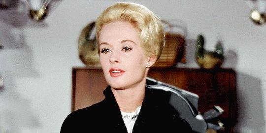 91岁养狮子走红毯拍奢侈品广告，这个优雅金发*物尤**太生猛了