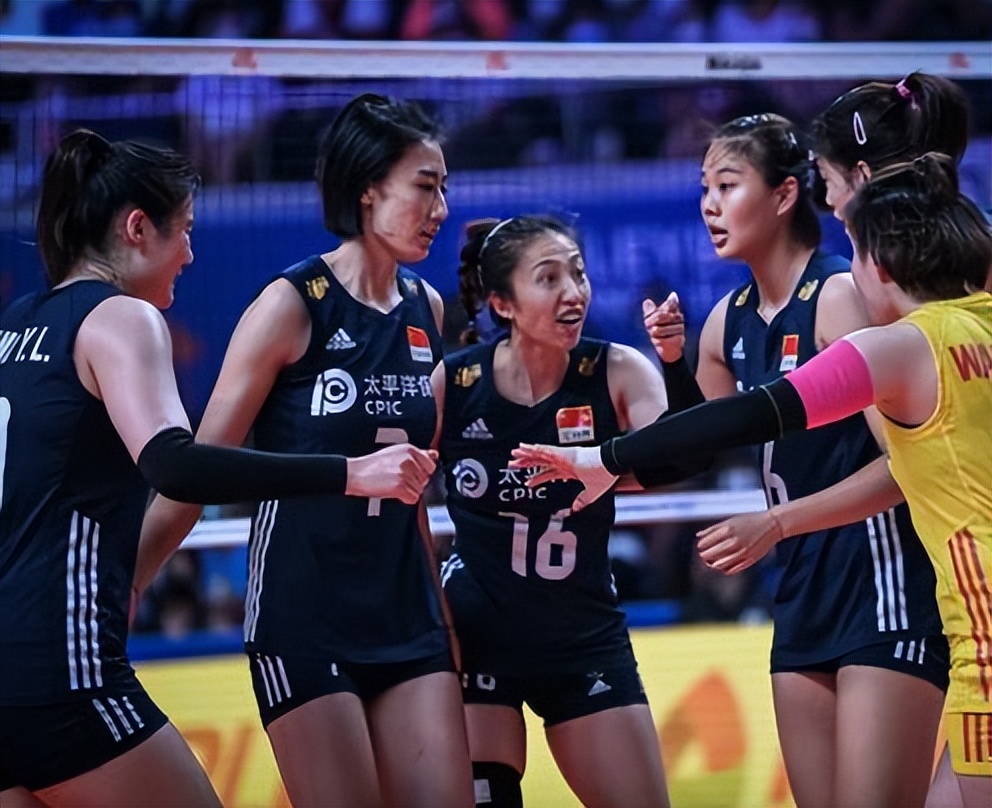 中国女排被骂上热搜,中国女排输球却被观众高喊加油