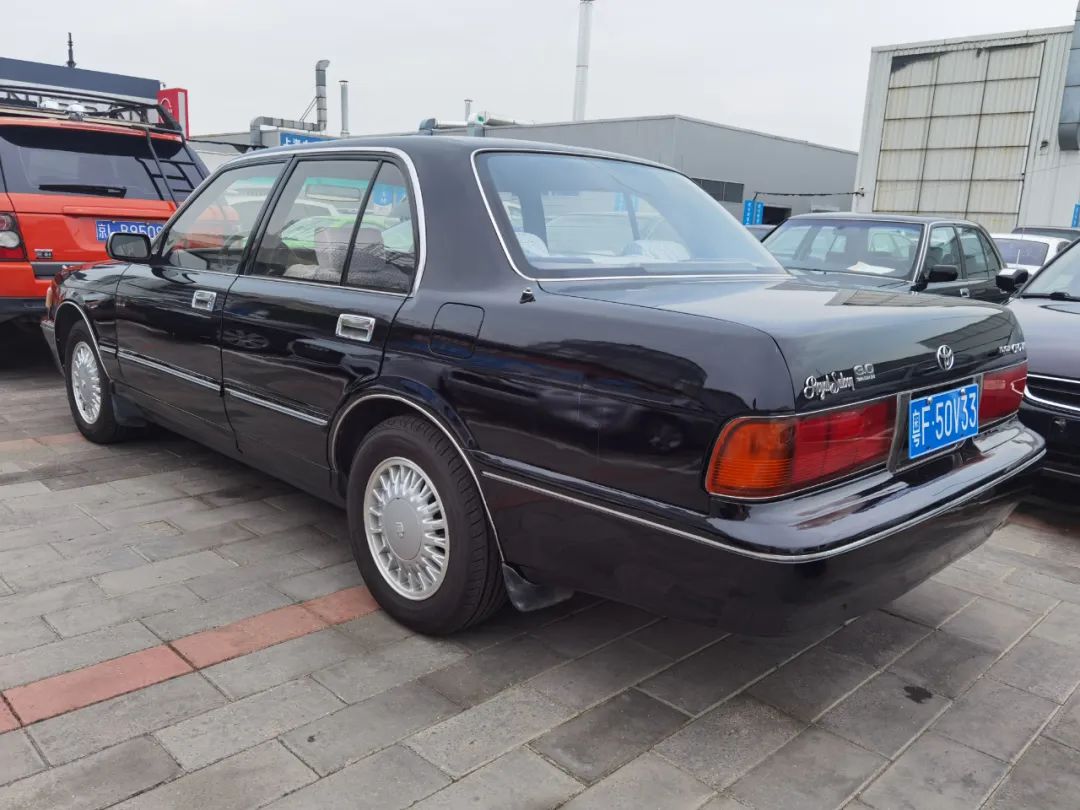 80年代末，90年代初啥是真正的豪华车？必须是八代皇冠133后期版