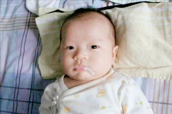 小宝宝喜欢吐奶是怎么回事,两个月婴儿怎么预防吐奶到衣服上