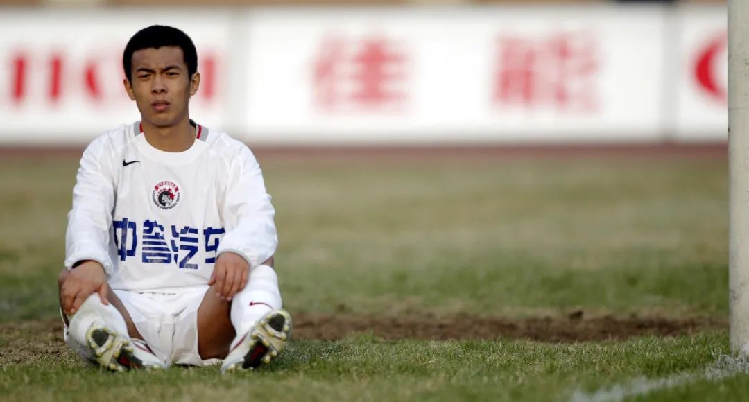 徐亮：中超任意球高手却被赵本山点名训斥，娶三任妻子如今成网红