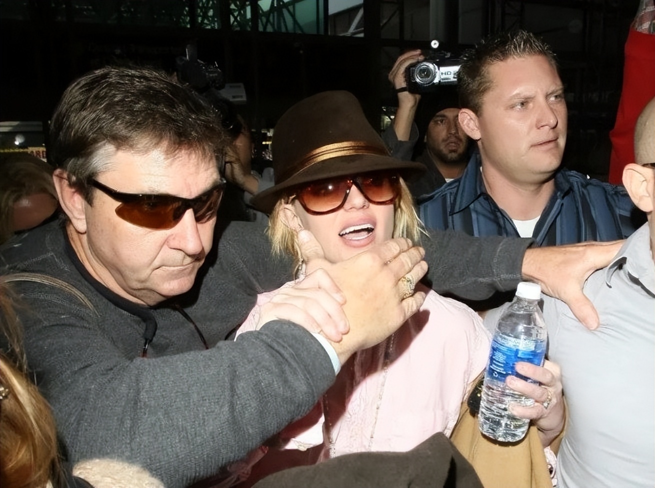 “小甜甜”被父亲在体内放节育器，奴役她13年，禁止让她见孩子