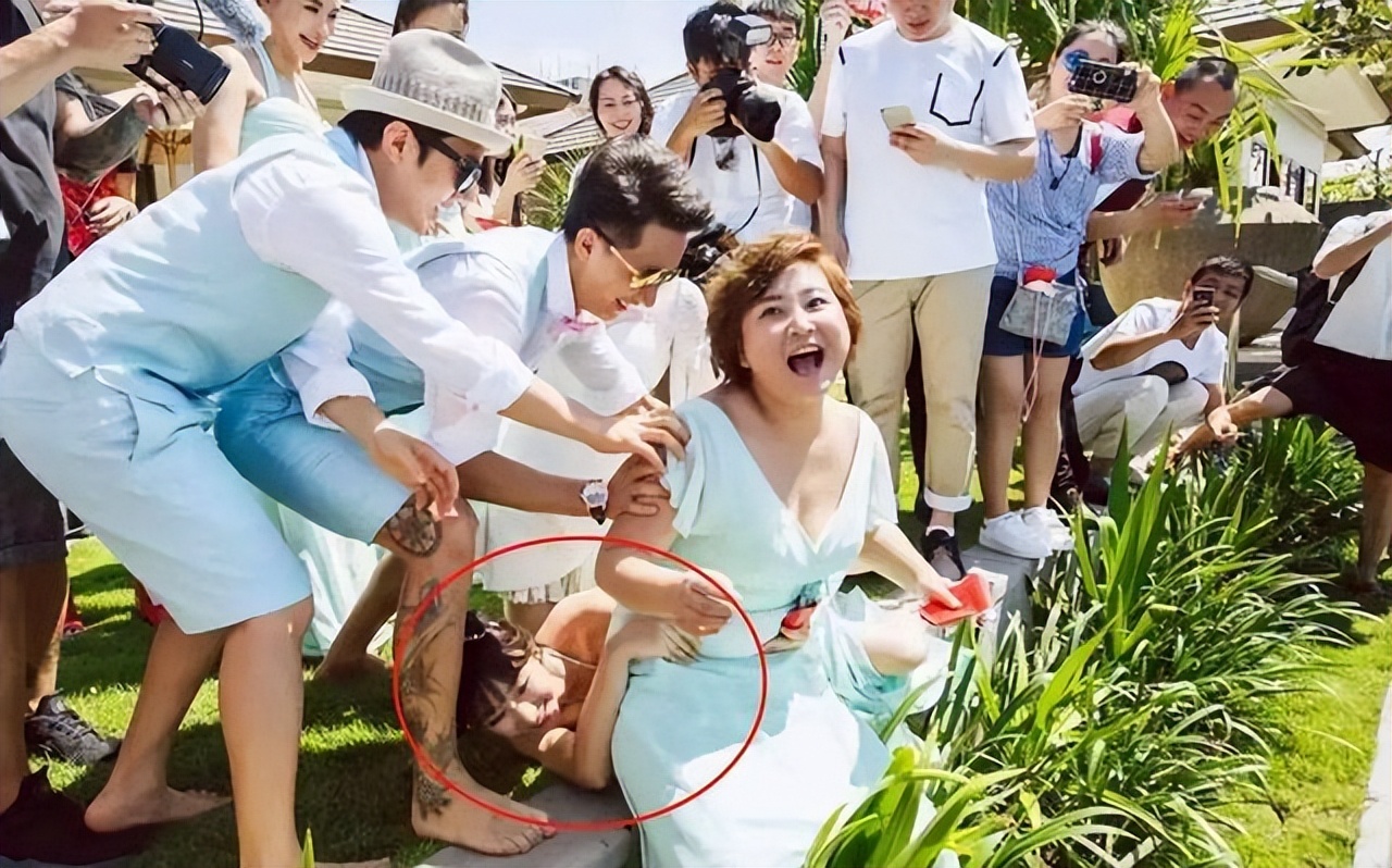 假借拍戏之名公然“揩油”,摸胸、抓臀、脱外衣,该管管了