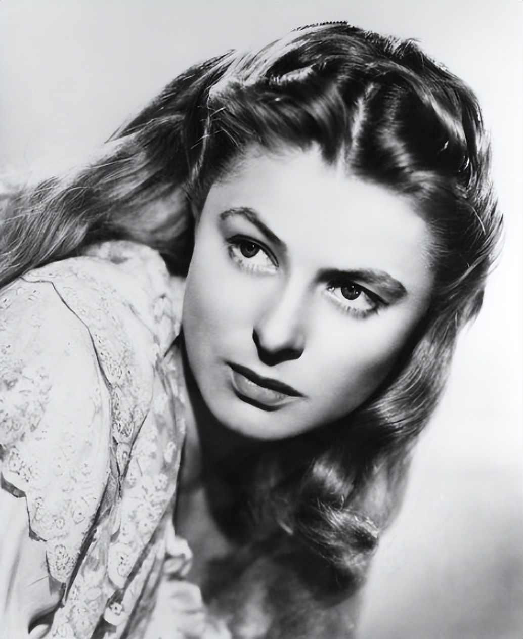 好莱坞第一夫人：风流的短发美人，3段婚姻出轨3次，死于妇科病