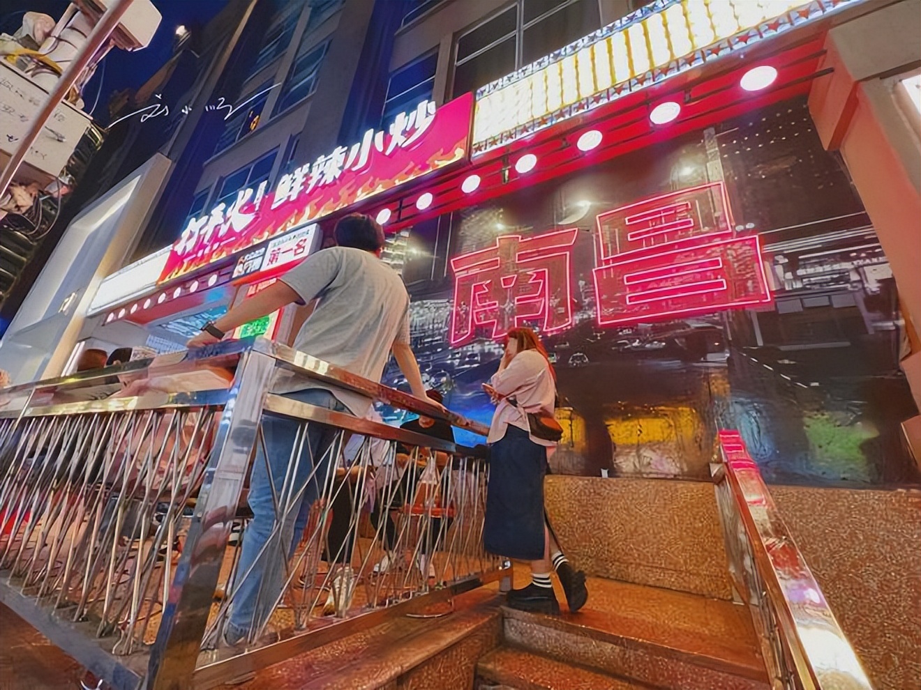 吃南昌美食辣哭的外地网红,网红江西南昌吃辣