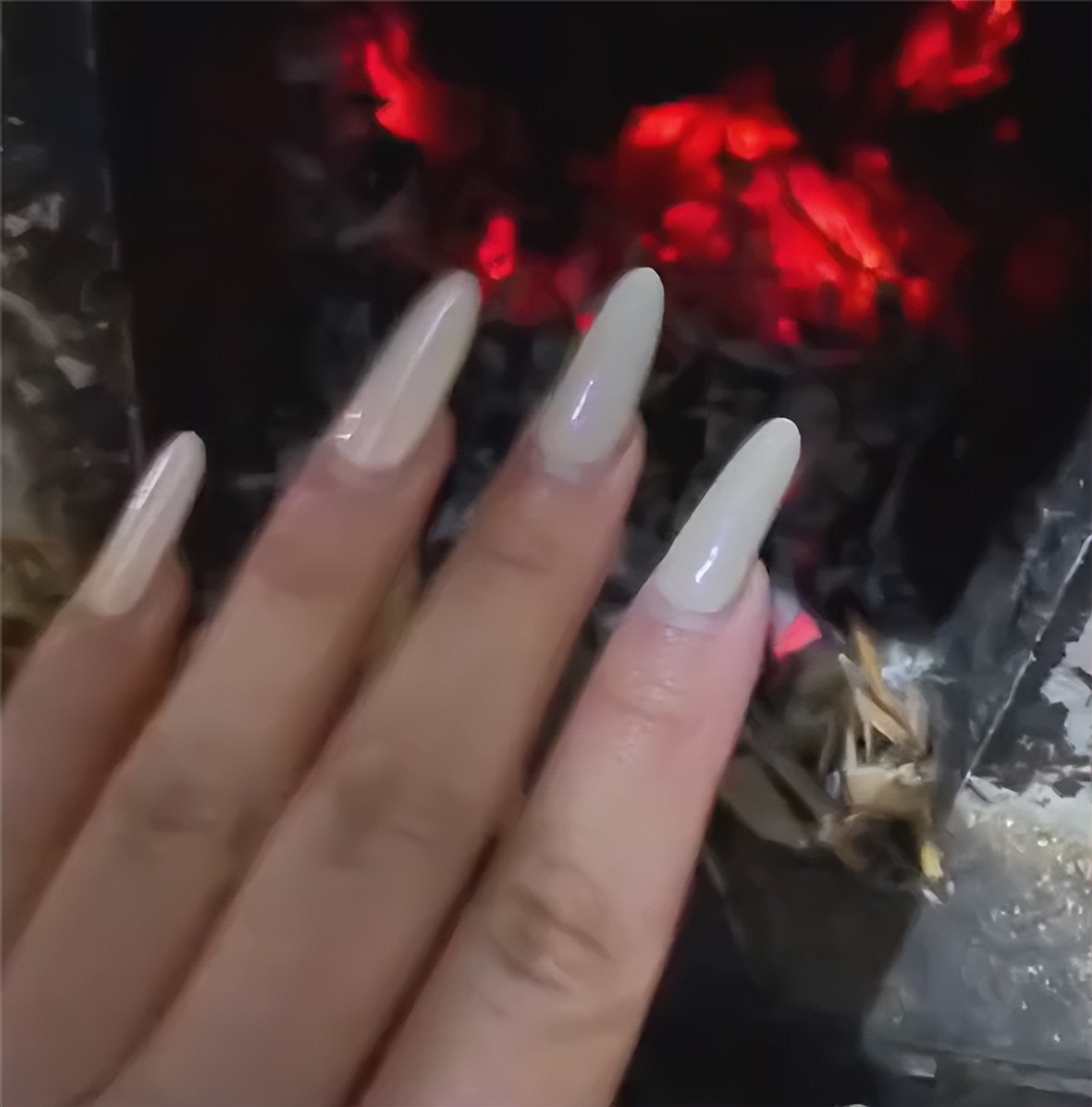 女子帮妈妈烧锅把美甲烧化了：网友纷纷看不懂